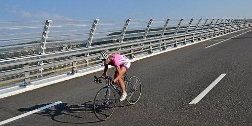 Karine Saysset traverse le viaduc de Millau à vélo.