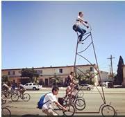 Un vélo qui permet de prendre de la hauteur.