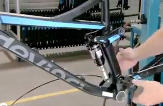 Toutes les étapes de la fabrication d'un VTT en vidéo